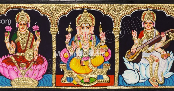 ZAARIYA Cornice portafoto placcata in oro 24 carati, Shubh Labh, divinità indù con Laxmi, Ganesh e Saraswati, per la stanza Pooja, decorazione per la casa, vastu e regali, 26,9 x 16,5 cm